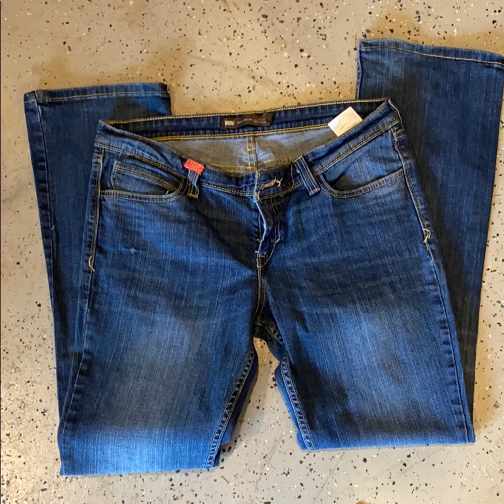 Levi Demi curve bootcut skinny